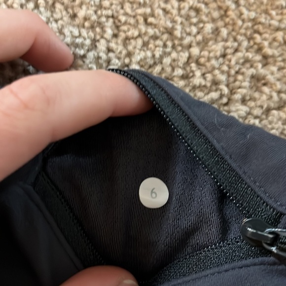 Lulu lemon size 6 speed up shorts - Picture 4 of 6